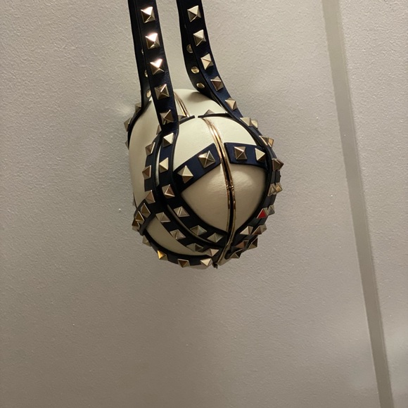 COPY - VALENTINO ROCKSTUD HEART SHAPED CLUTCH. - Picture 4 of 6